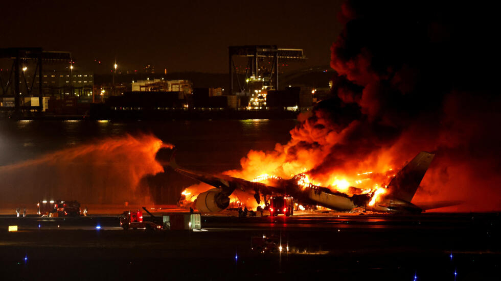 Japón empieza el año con un choque de aviones