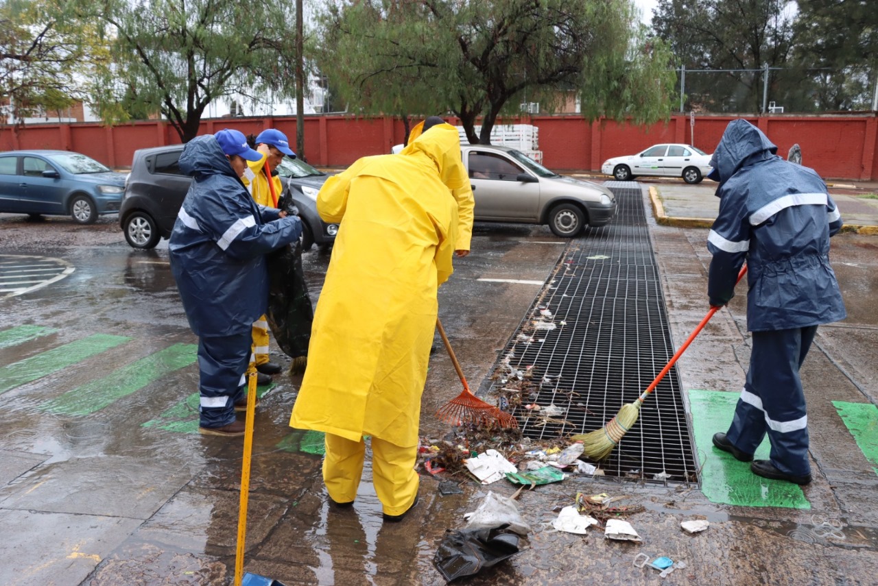 Refuerza Municipio de Aguascalientes limpieza de rejillas de caimanes
