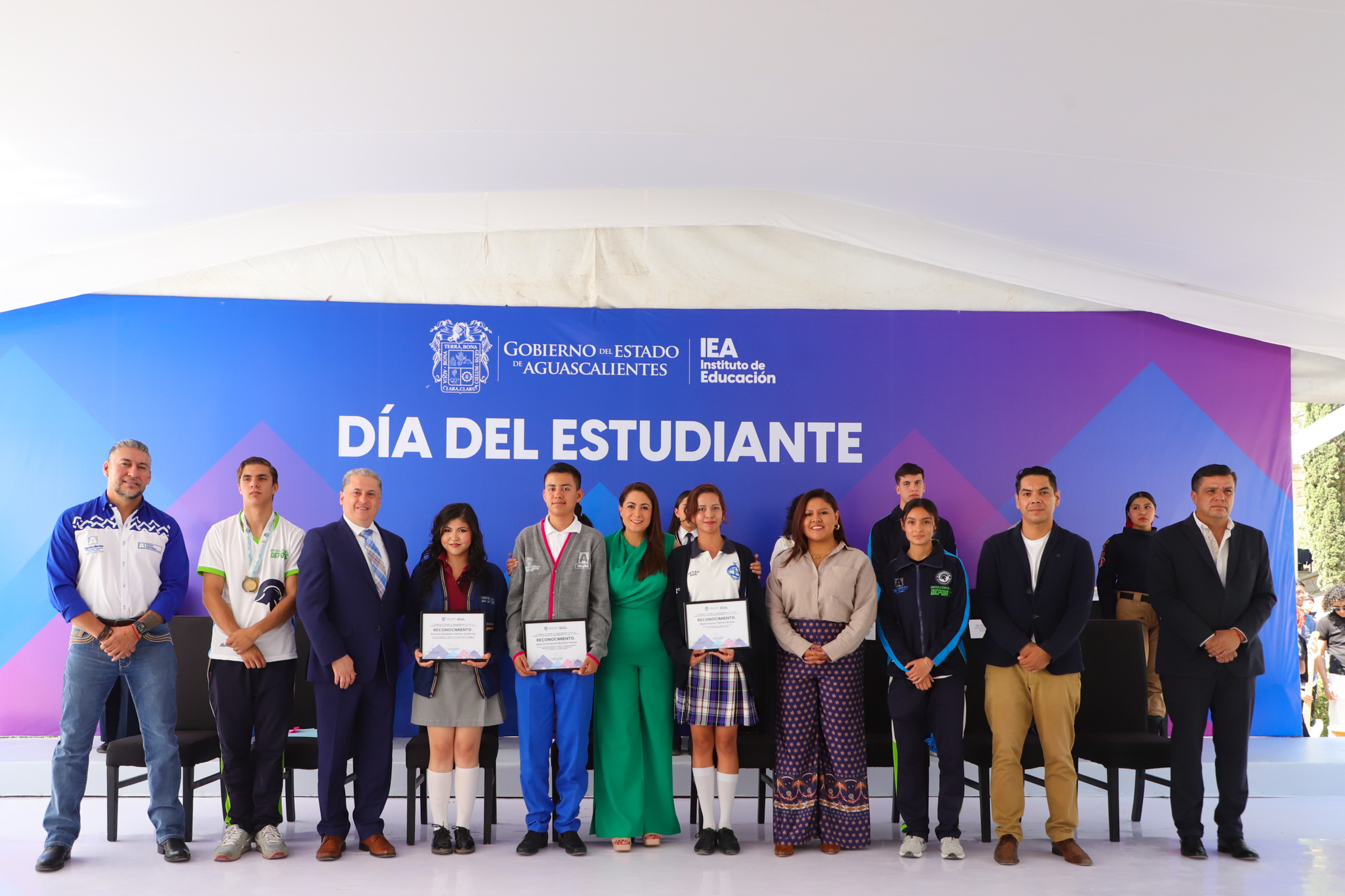 Entrega Tere Jiménez reconocimientos a estudiantes destacados