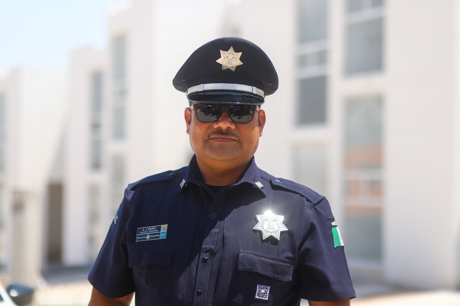 Entrega Tere Jiménez certificados de vivienda a policías y personal de emergencias