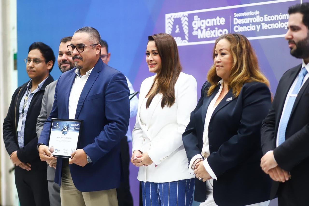 Tere Jiménez entrega certificados de mejora productiva a trabajadores de Aguascalientes