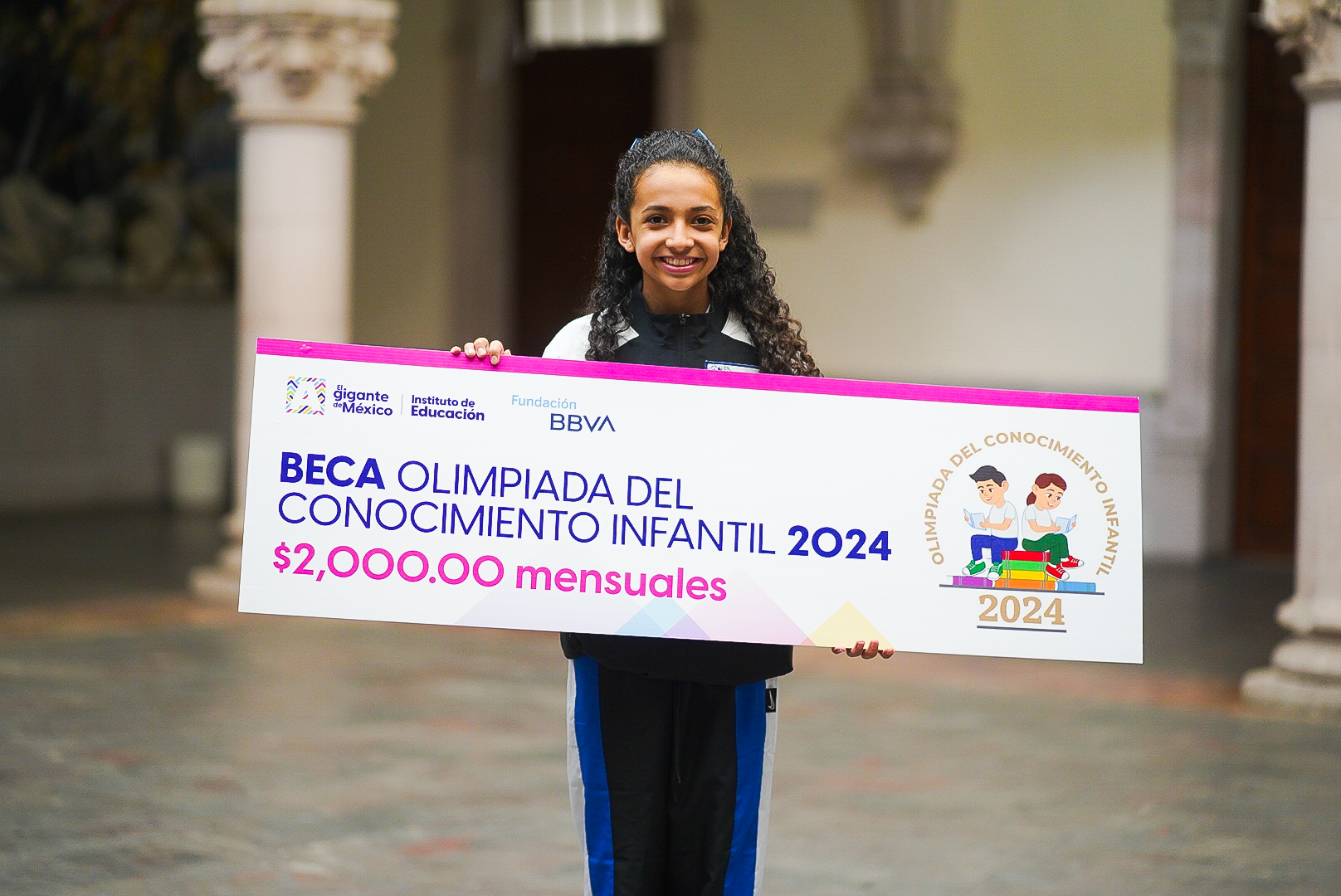 Con becas, Tere Jiménez y la Fundación BBVA reconocen a los primeros lugares de la Olimpiada del Conocimiento Infantil