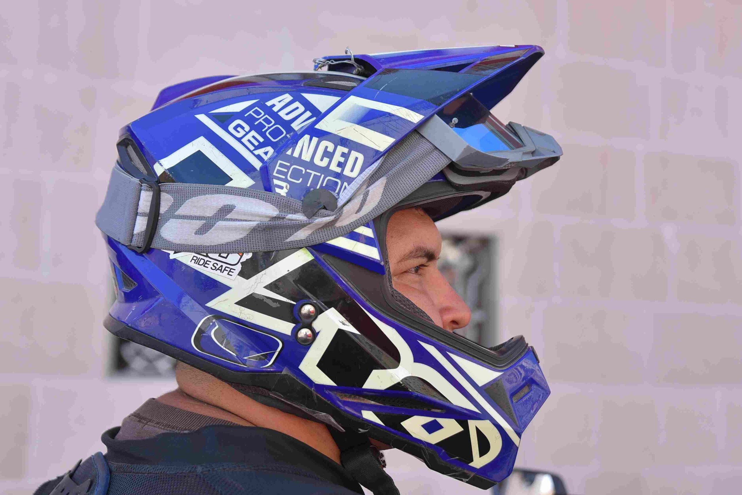 Exhorta policía vial a motociclistas a usar de forma correcta el casco de protección