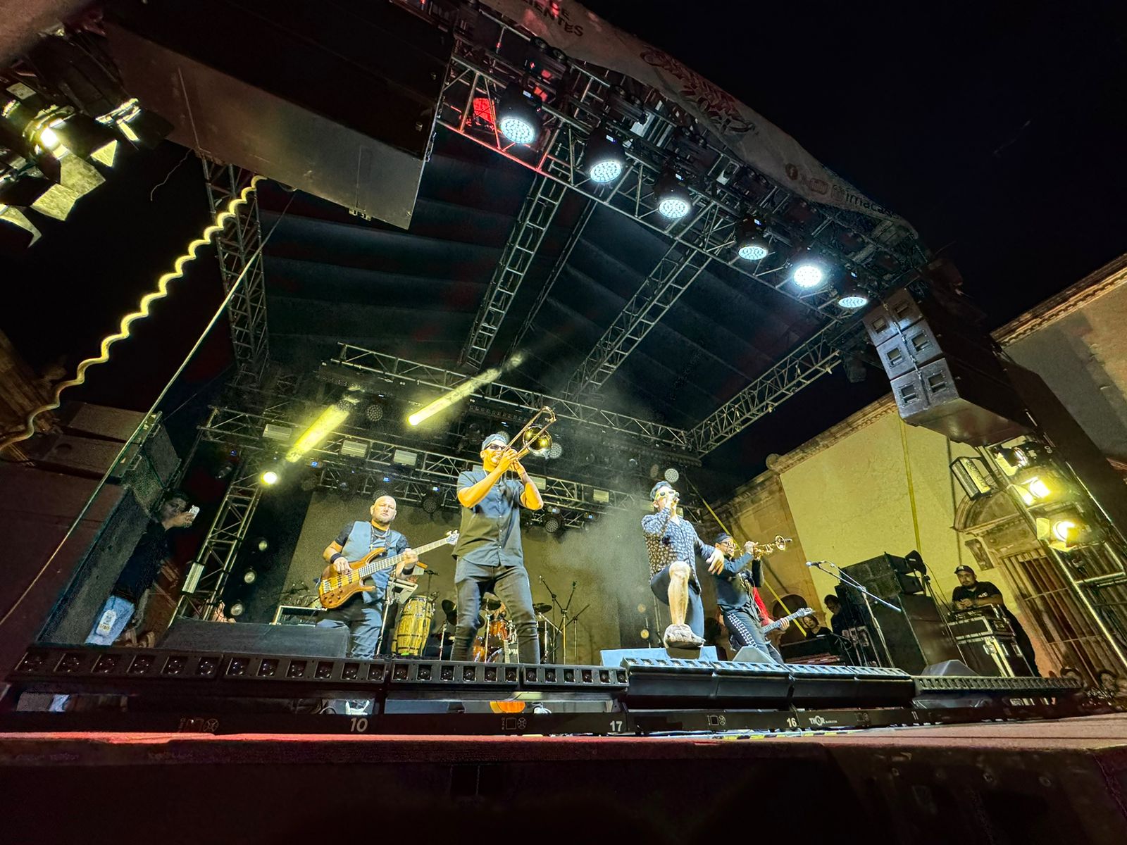 Espectacular presentación de la Santísima Voladora en el Corredor Cultural Carranza