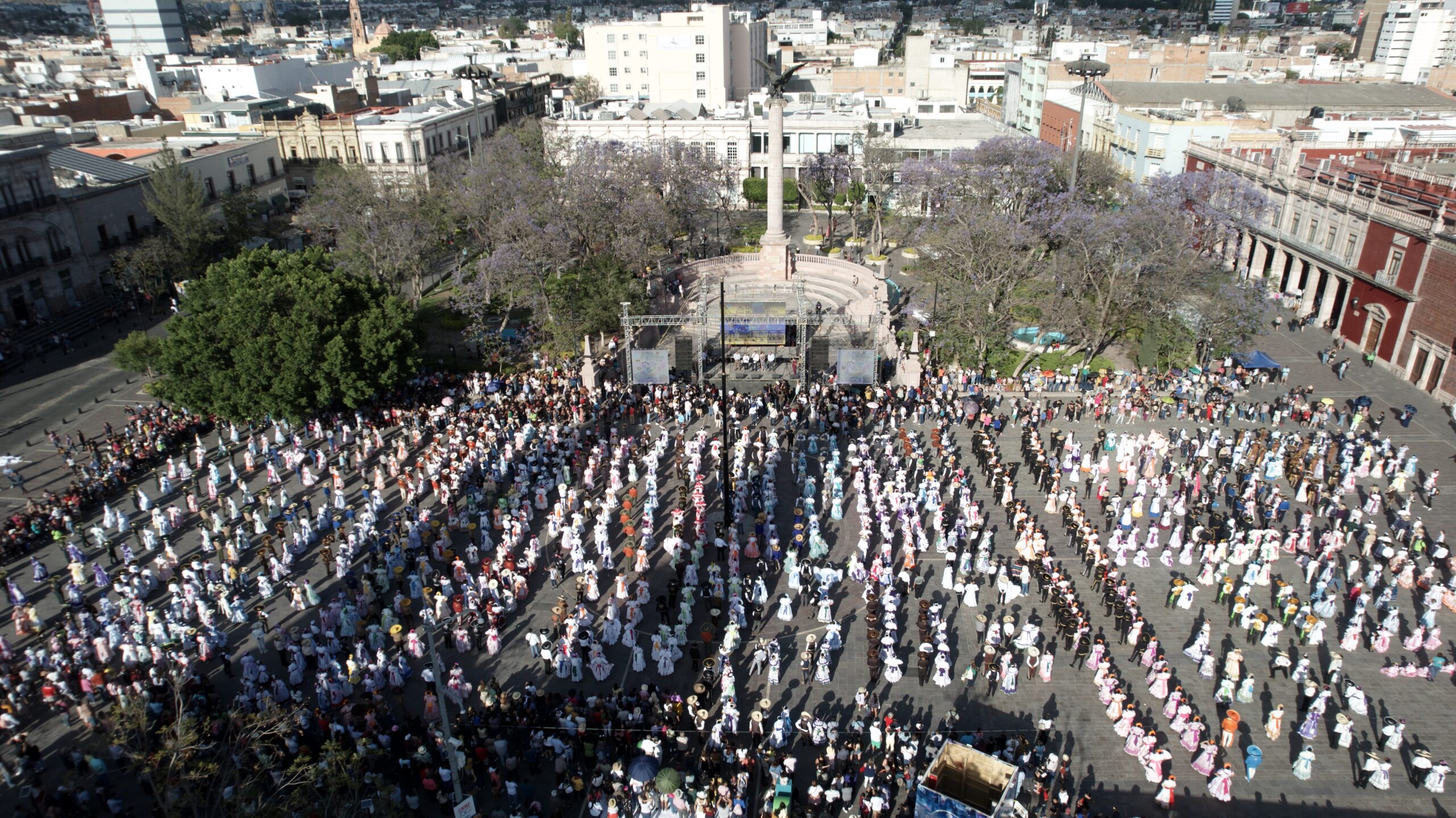 Baile, tradición y color en la coreografía monumental de ‘Pelea de Gallos’ en la Exedra