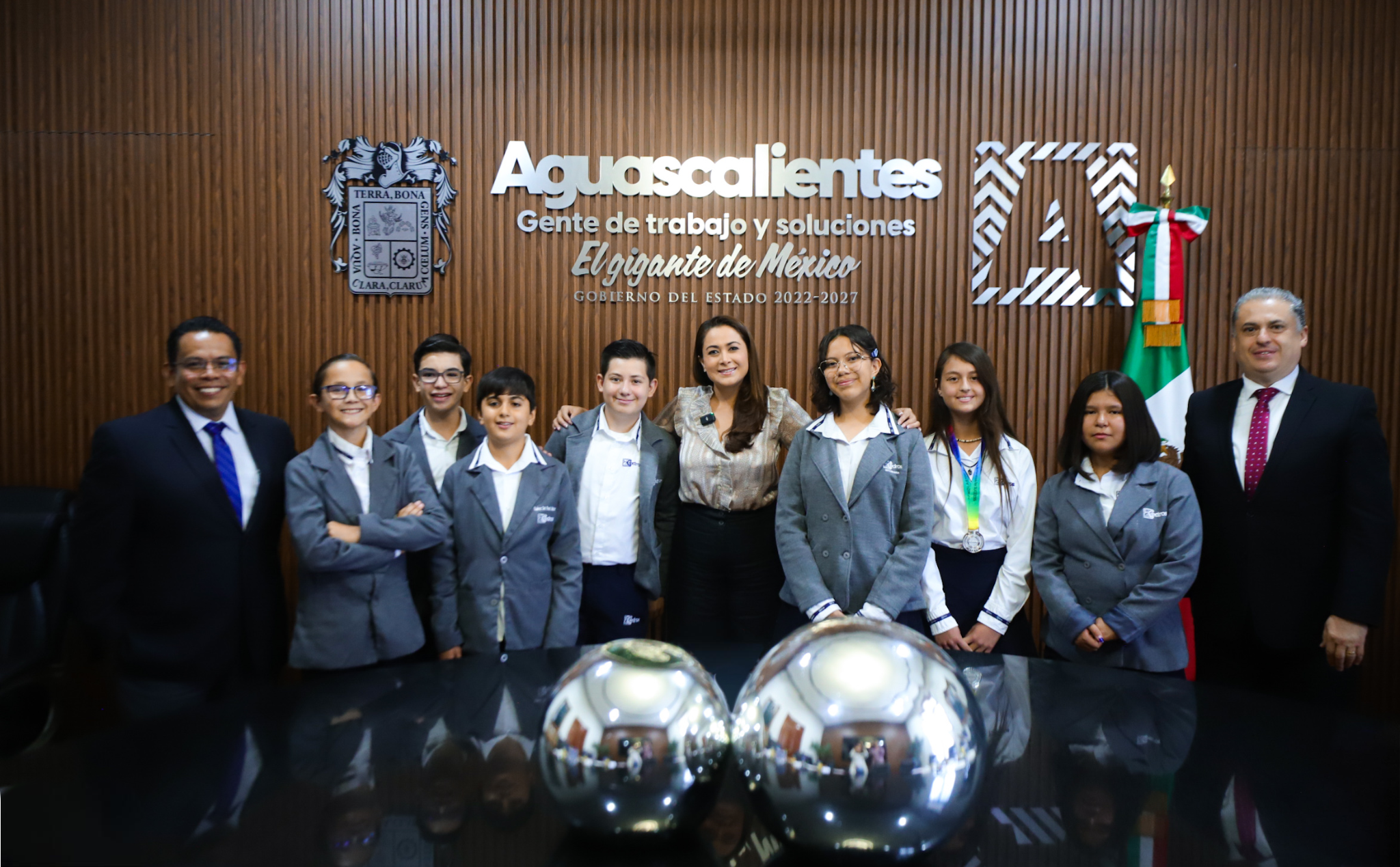 Reconoce Tere Jiménez a jóvenes que ganaron su pase a la Olimpiada Internacional de Matemáticas en Singapur