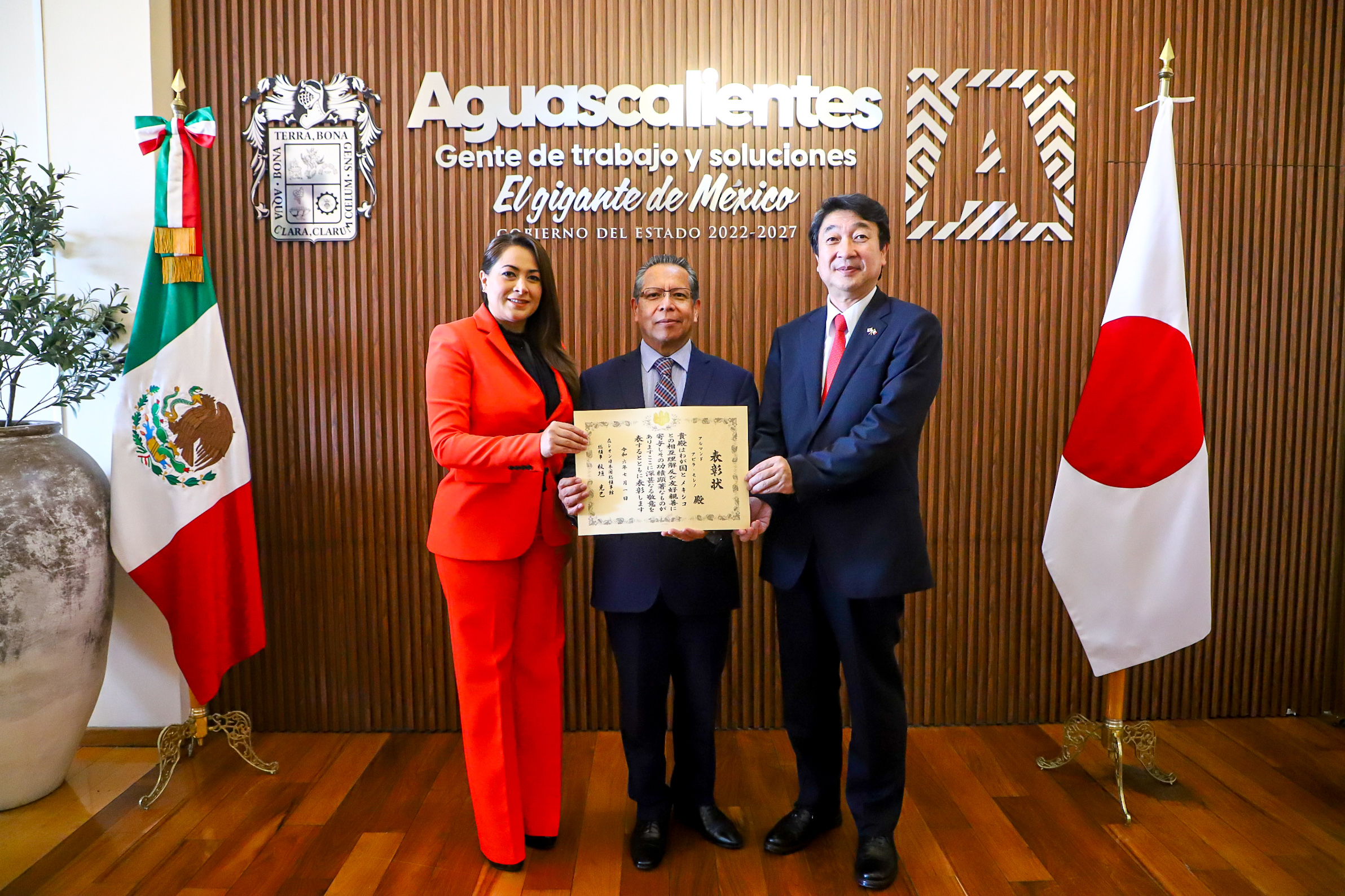 Tere Jiménez y Katsumi Itagaki reconocen a Armando Ávila Moreno por su contribución al fortalecimiento de la industria automotriz en Aguascalientes