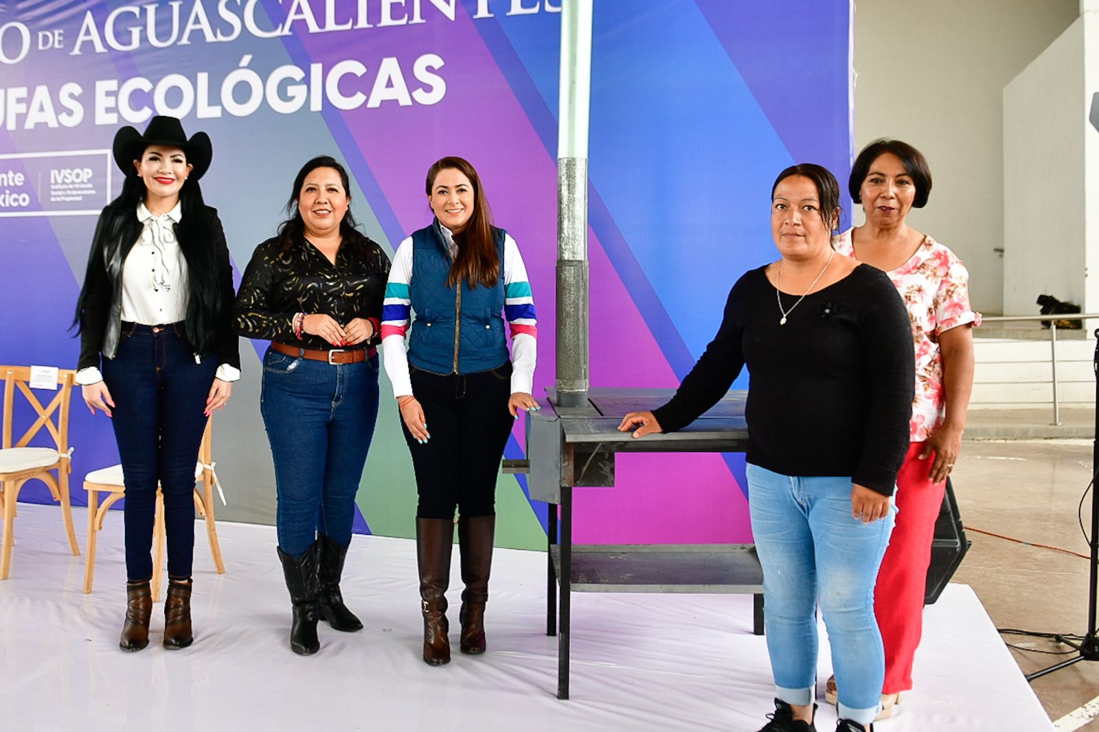 Entrega Tere Jiménez estufas ecológicas en Tepezalá