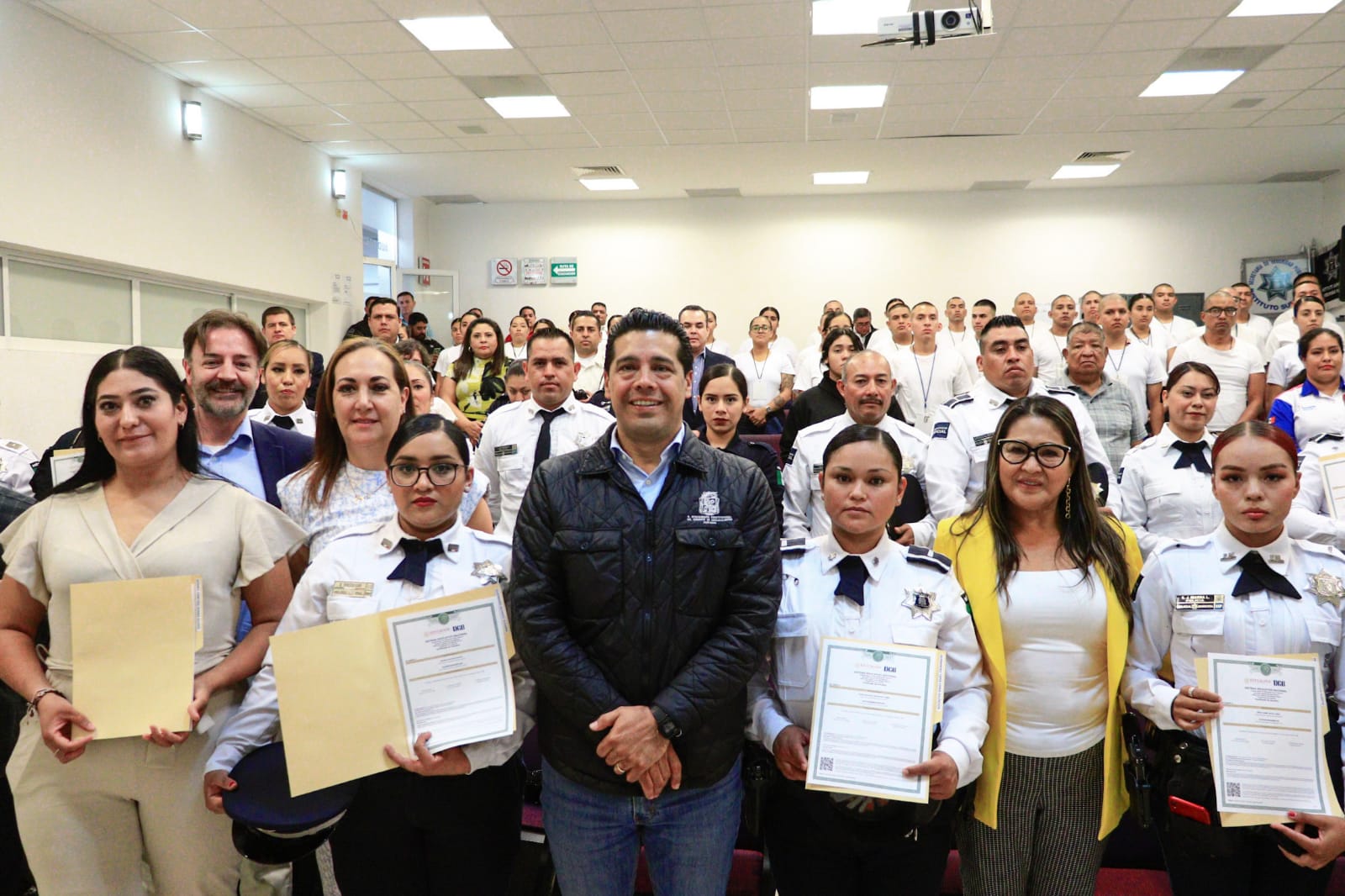 Reconoce Leo Montañez a personal de Seguridad Pública que se graduó en bachillerato