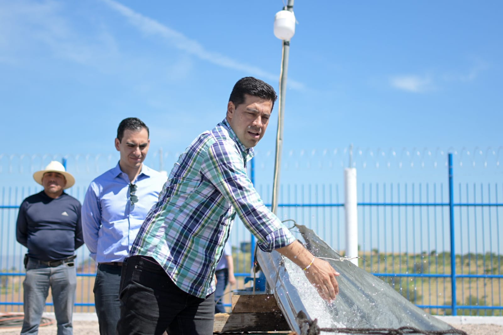 Supervisa Leo Montañez prueba de aforo en pozo de Villa Montaña
