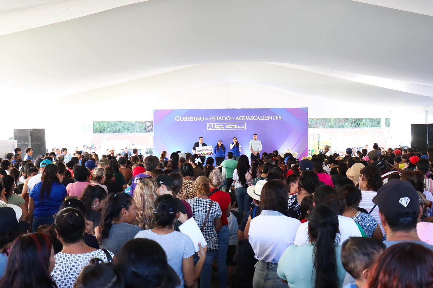 Tere Jiménez entrega apoyos escolares a más de 3 mil 500 familias de Calvillo