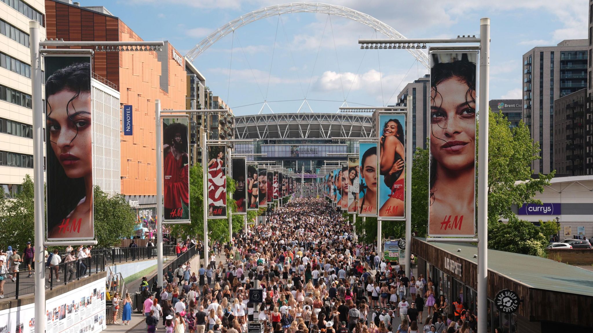 Fanáticas de Taylor Swift viven su día mágico en Wembley entre fuertes medidas de seguridad