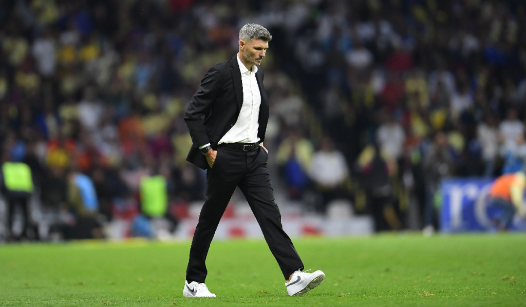 Rayados anuncia el cese del entrenador Fernando Ortiz