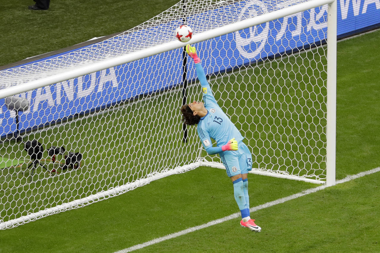 Memo Ochoa brilla con grandes atajadas y firma debut triunfal con el AVS en Portugal