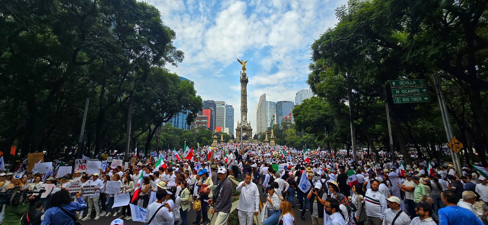 Estudiantes y trabajadores del PJ marchan contra reforma de AMLO