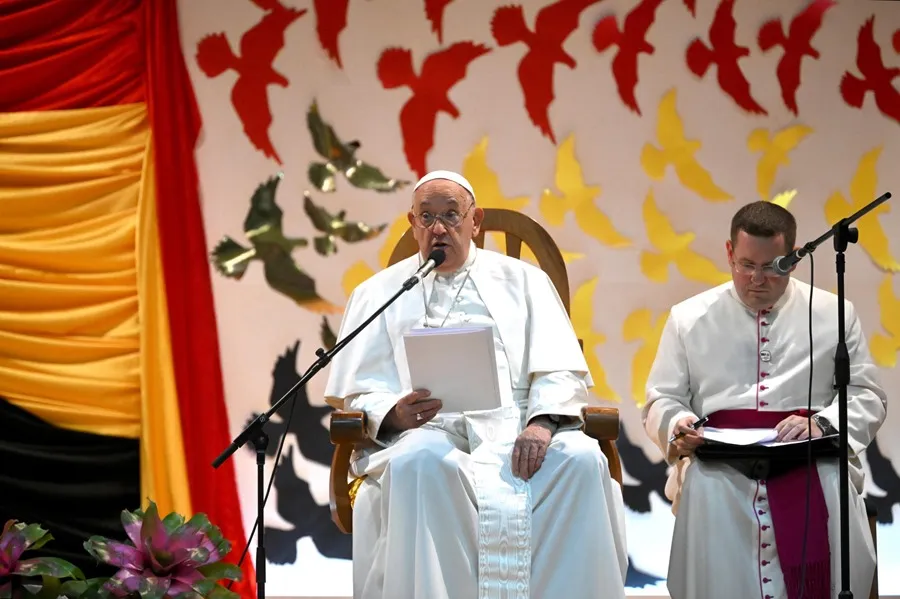 Papa Francisco pide a religiosos de Papúa Nueva Guinea ocuparse de los marginados