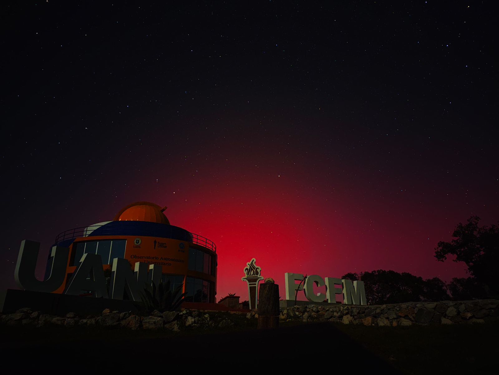 Aurora boreal ilumina el cielo nocturno en Nuevo León