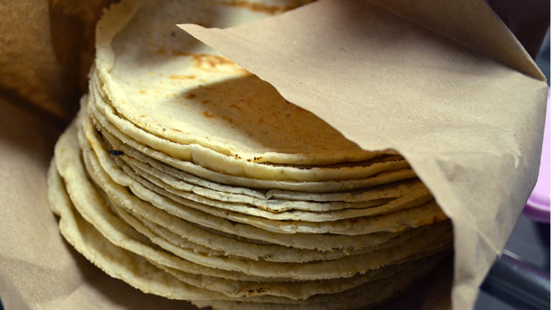 Gobierno promete bajar el precio de la tortilla en 10 % y autosuficiencia en maíz y frijol