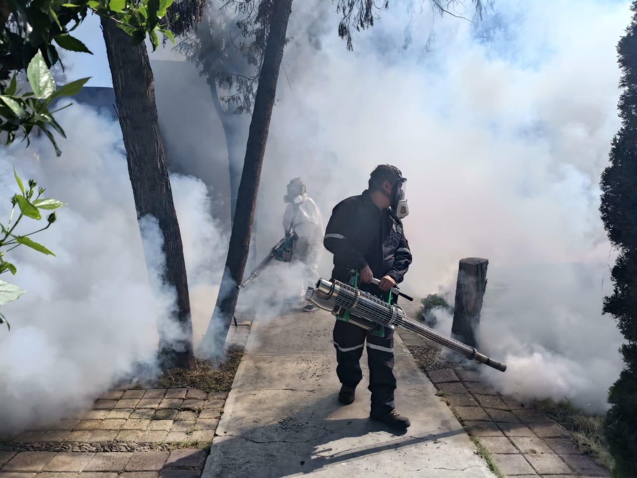 La Secretaría de Salud realiza labores de fumigación en panteones en estas fechas de alta afluencia