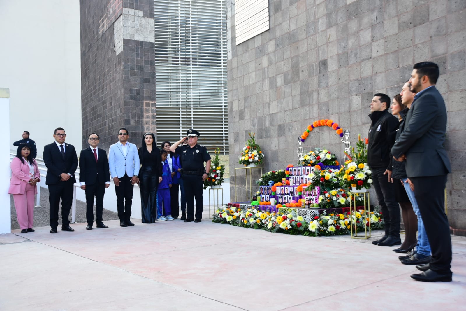 Municipio rinde homenaje a policías caídos en el cumplimiento del deber