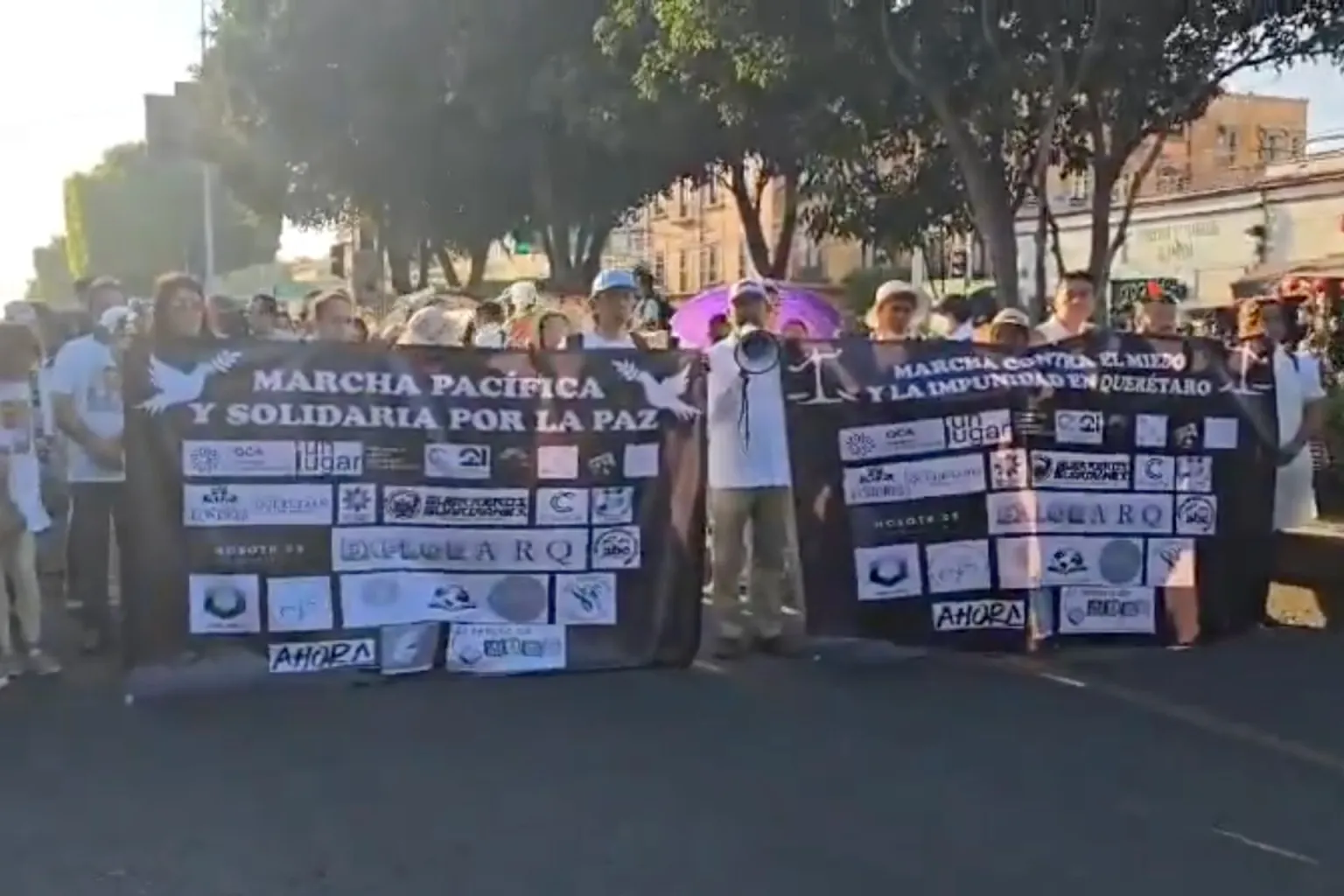 Marchan por la paz en Querétaro a una semana de masacre en bar ‘Los Cantaritos’
