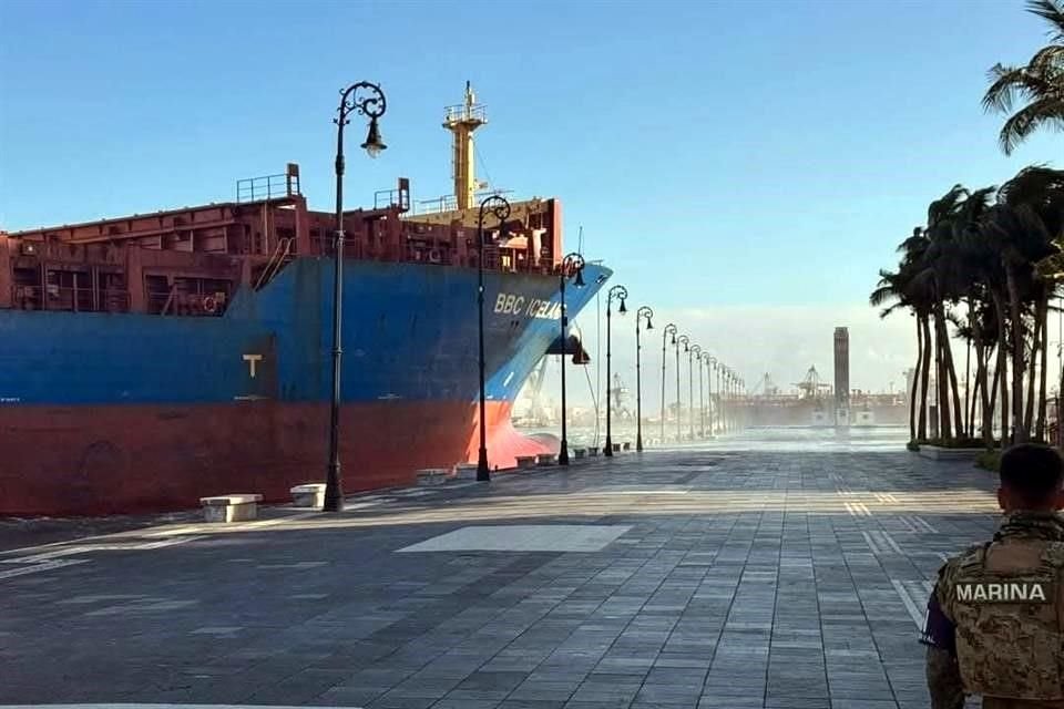 Buque choca contra el malecón en Veracruz
