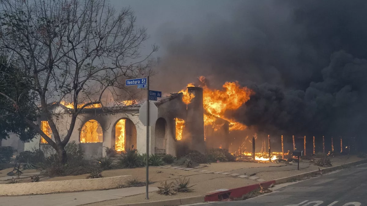 Aumenta a 25 el número de muertos por incendios forestales en Los Ángeles