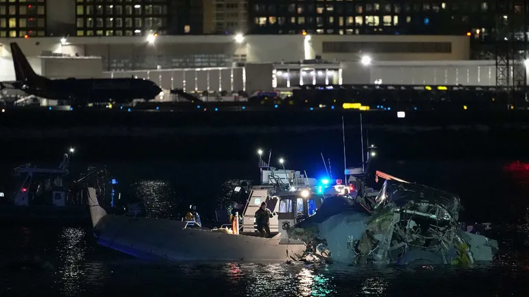 Autoridades de EE.UU. recuperan 28 cuerpos del accidente aéreo en Washington D.C.