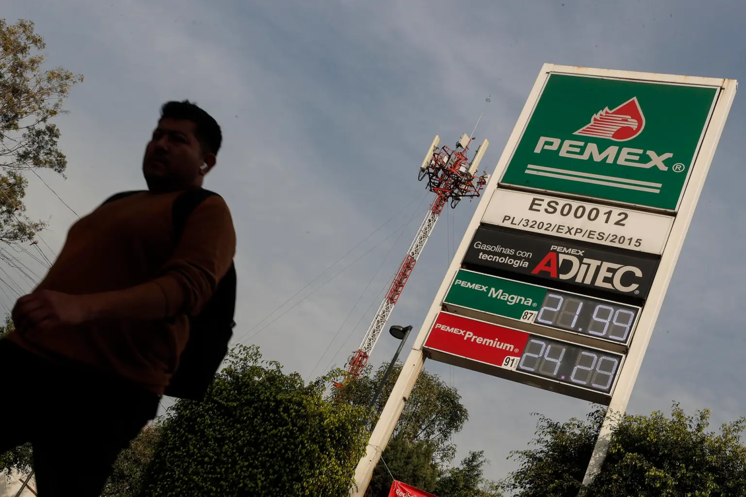 Gasolina, cigarros y refrescos suben en 2025 por ajuste al IEPS