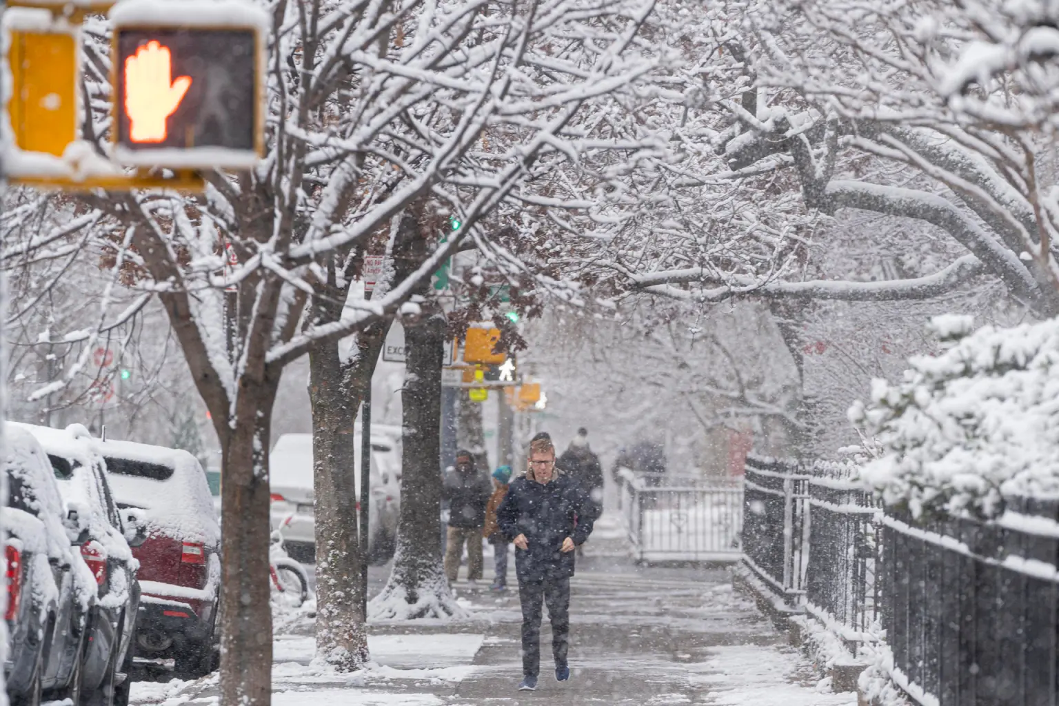 Tormenta invernal deja nevadas en el centro de EE.UU. e interrumpe miles de vuelos