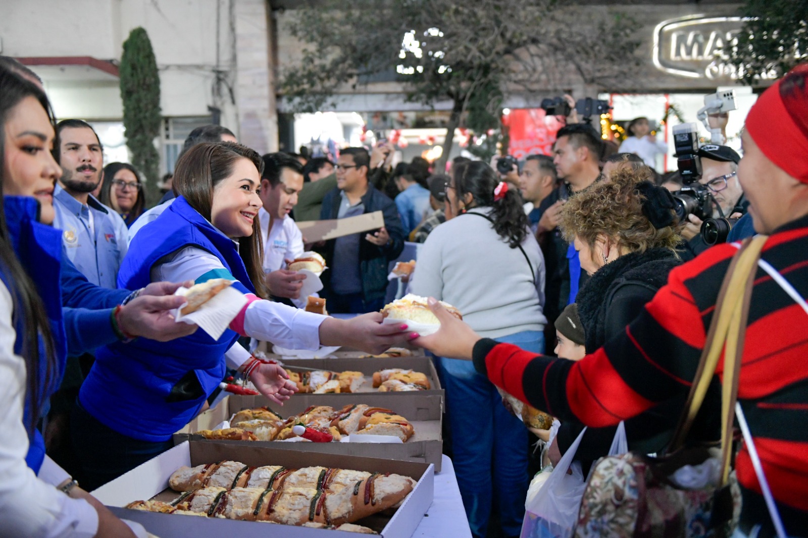 Tere Jiménez comparte la tradicional Rosca de Reyes Gigante con más de 15 mil personas