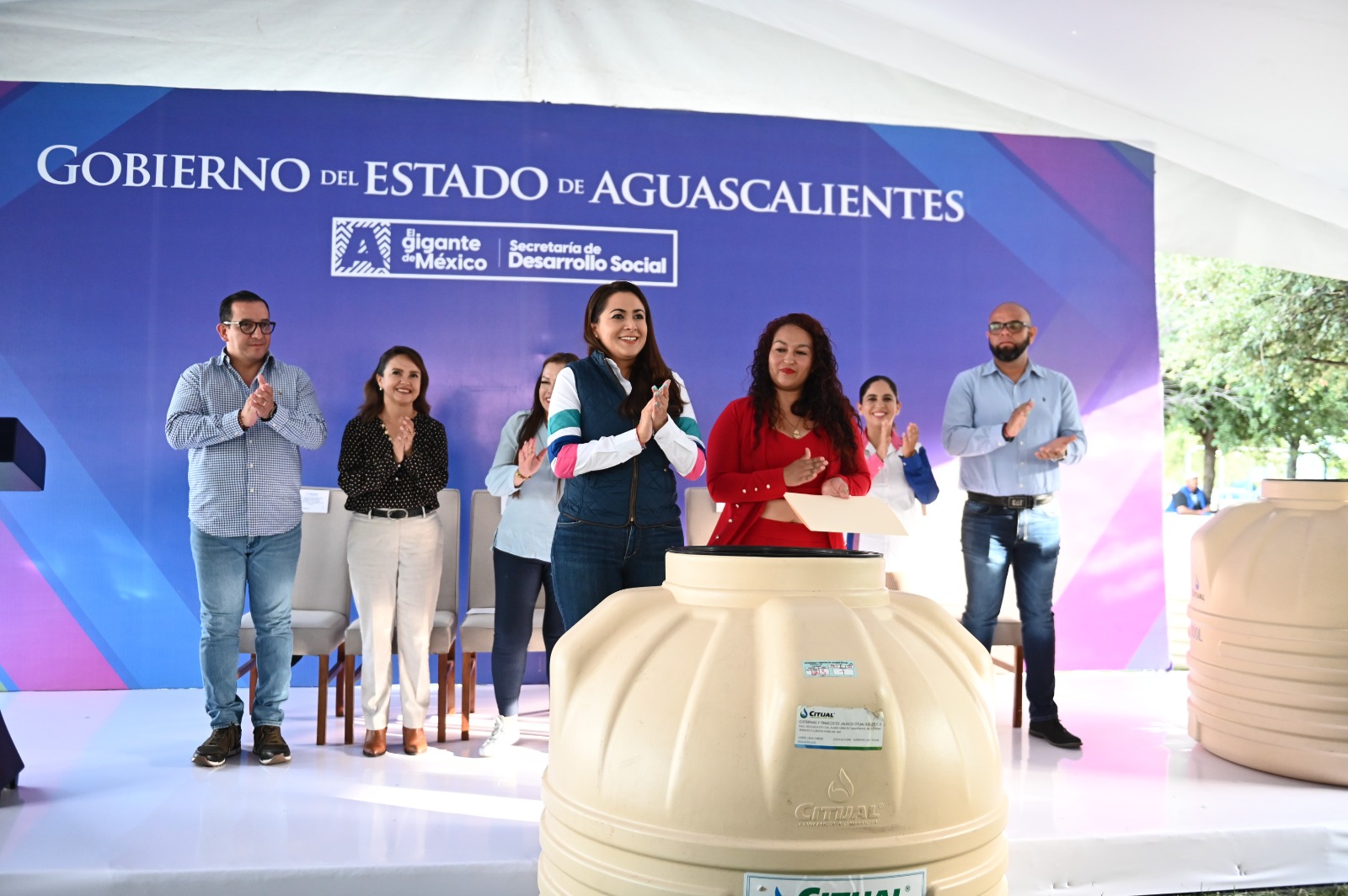 Gobierno del Estado apoya con calentadores solares, cisternas, pisos y techos firmes, sin costo