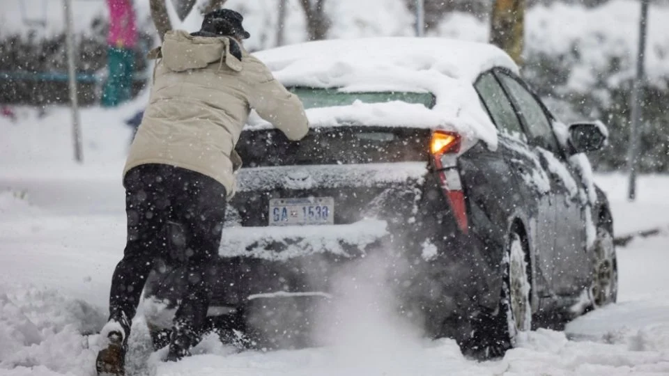 Ola de frío polar causa caos en Virginia y Carolina del Norte