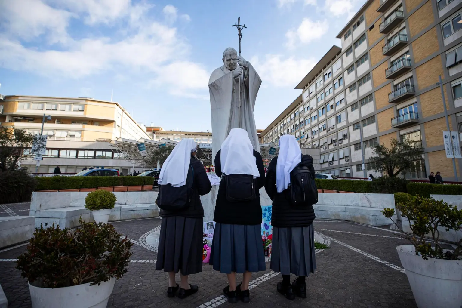 El Papa Francisco continúa con su tratamiento y fisioterapia respiratoria