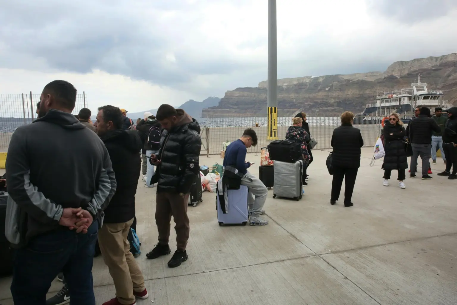 Evacuación masiva en Santorini por sismos; gobierno pide calma