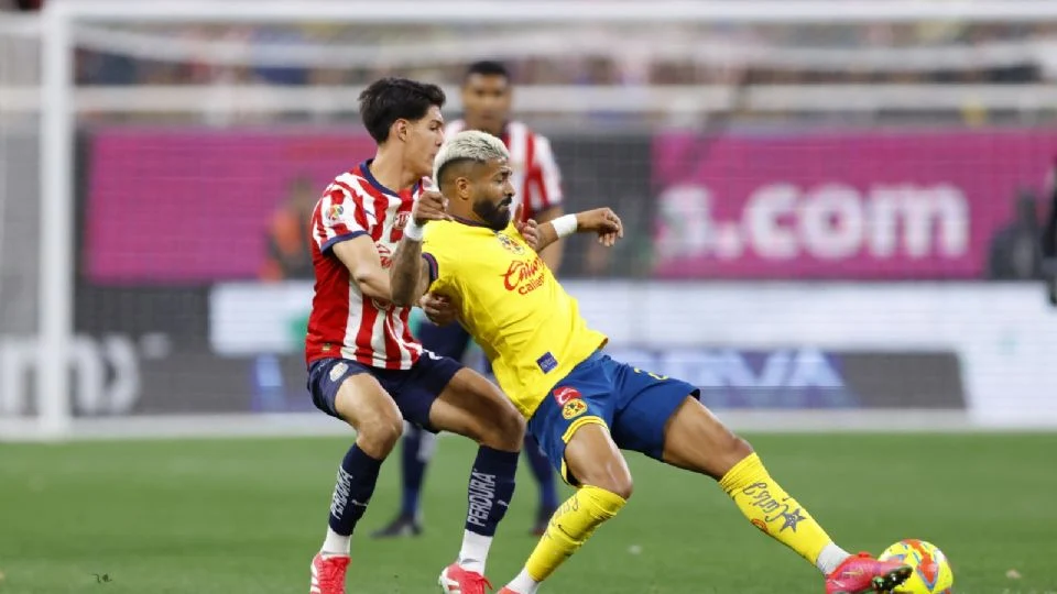Chivas y América empatan sin goles en un intenso Clásico Nacional
