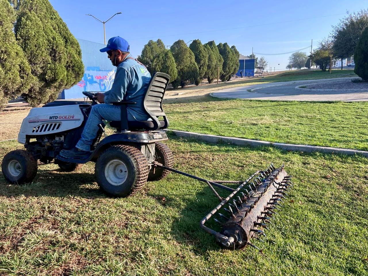 Implementa Línea Verde método de fertilización para mejora de áreas verdes