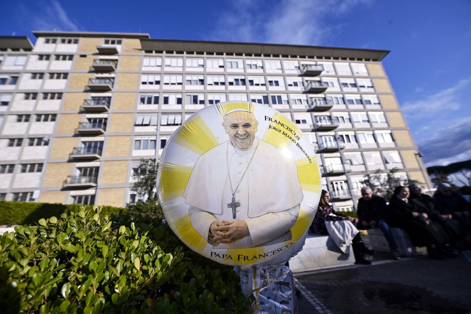 Papa Francisco Celebra 12 Años de Pontificado Desde el Hospital, Acompañado de un Pastel