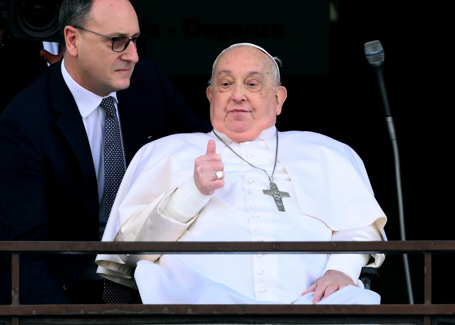 El Papa Francisco recibe el alta tras 38 días hospitalizado y reaparece en público ￼
