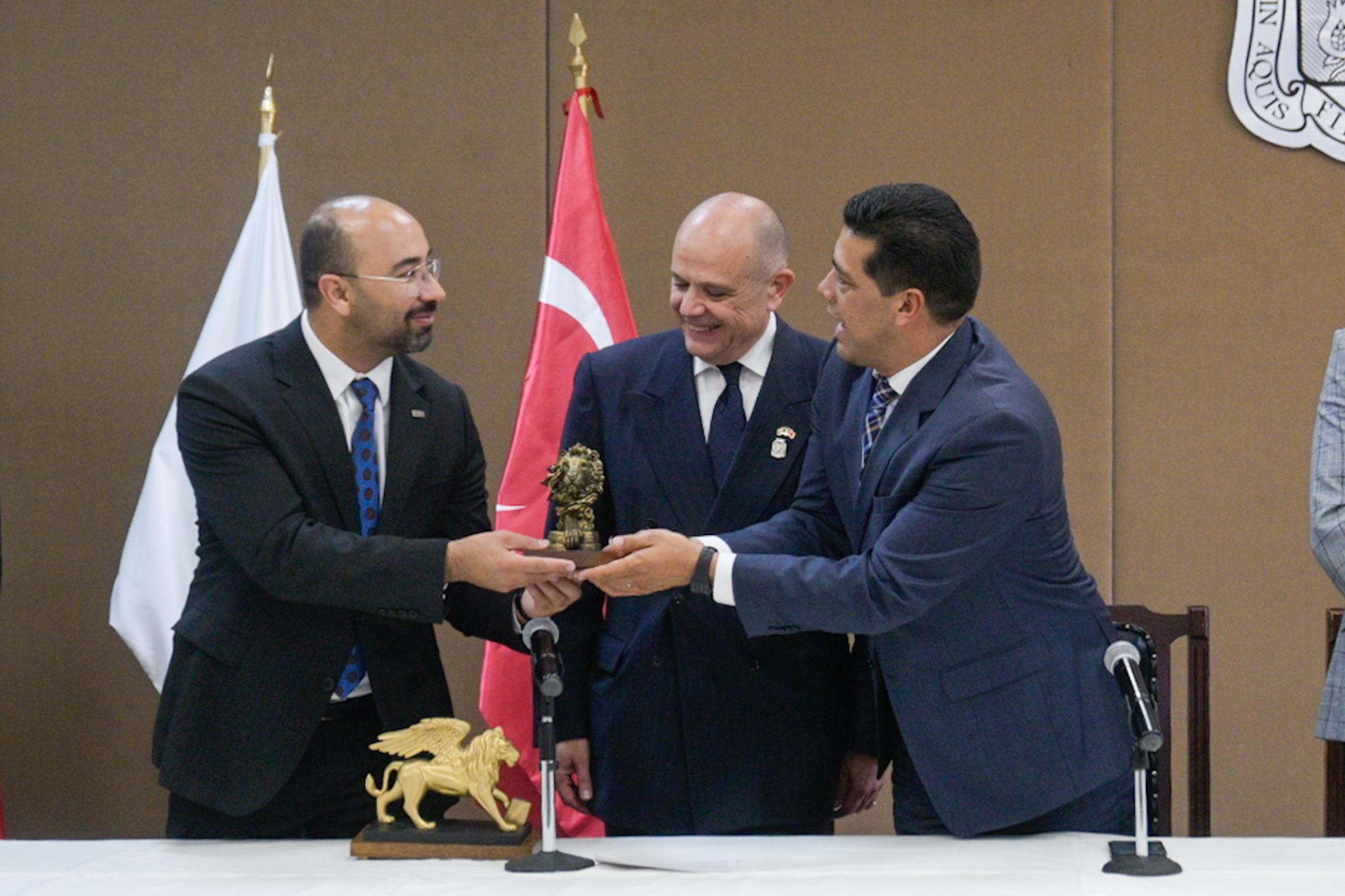 Entrega Leo Montañez reconocimiento de “Visitante Distinguido” a embajador de Turquía