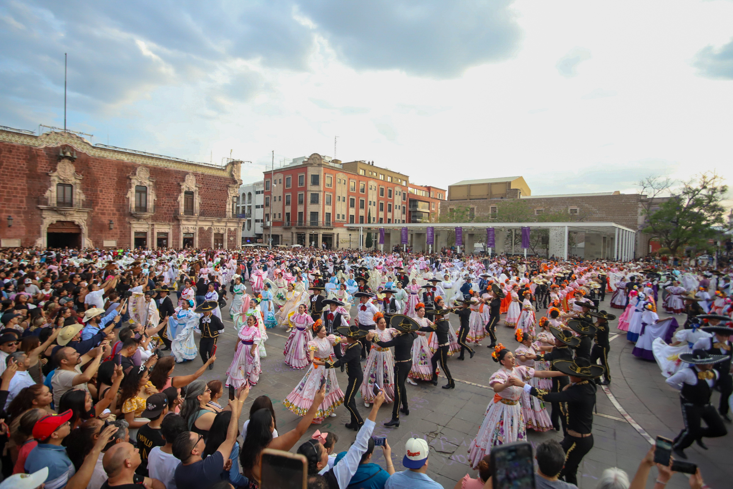 Vibró el centro de Aguascalientes con la Pelea de Gallos Monumental