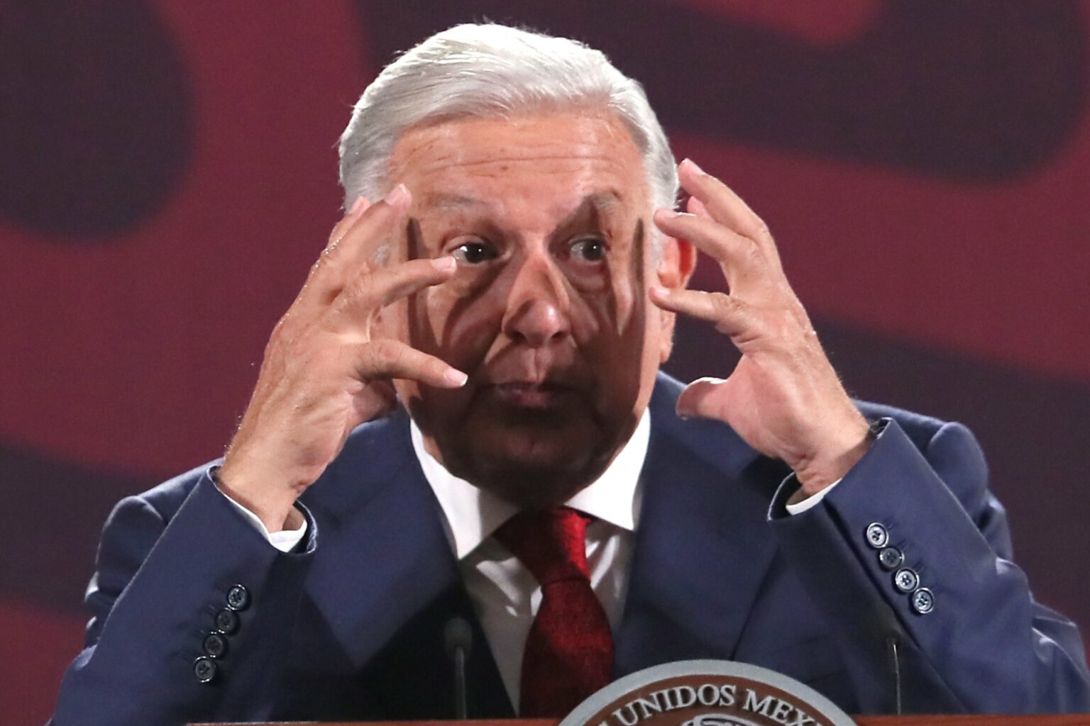 Gobierno de AMLO espió ilegalmente a 456 personas con Pegasus, según documentos de WhatsApp​