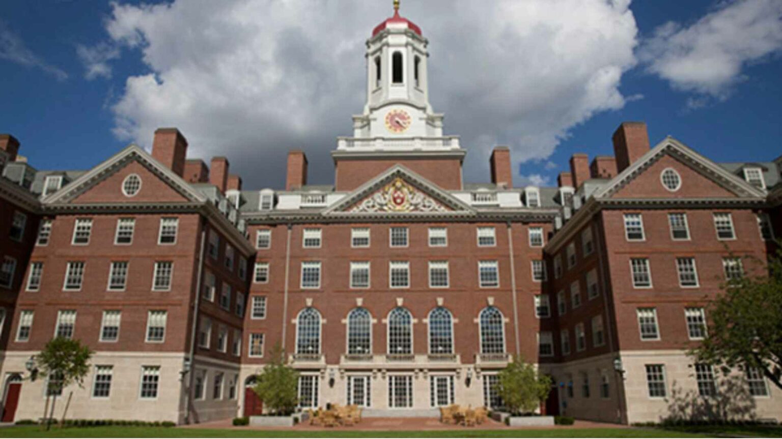 EE.UU. intensifica medidas contra Harvard por supuesta promoción de ideologías extremistas​Politico