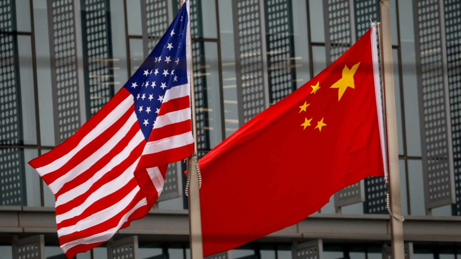 China responde a aranceles de Trump con medidas recíprocas y restricciones en tierras raras