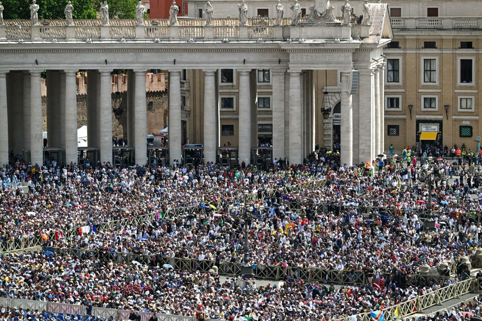 León XIV inicia su pontificado ante 200 mil fieles con un llamado a la unidad y reconciliación