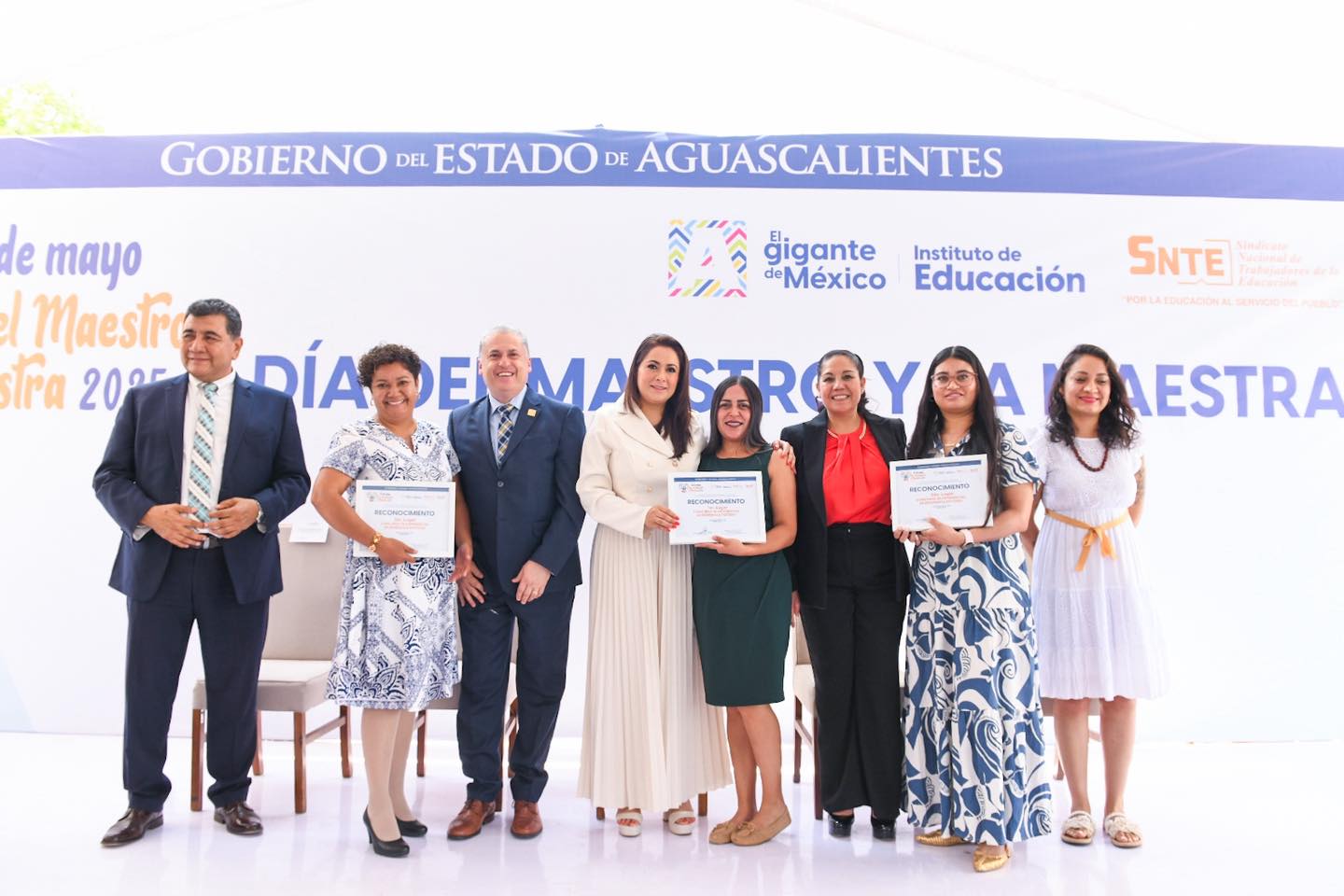 Encabeza Tere Jiménez festejos por el Día del Maestro y reconoce labor del magisterio de Aguascalientes