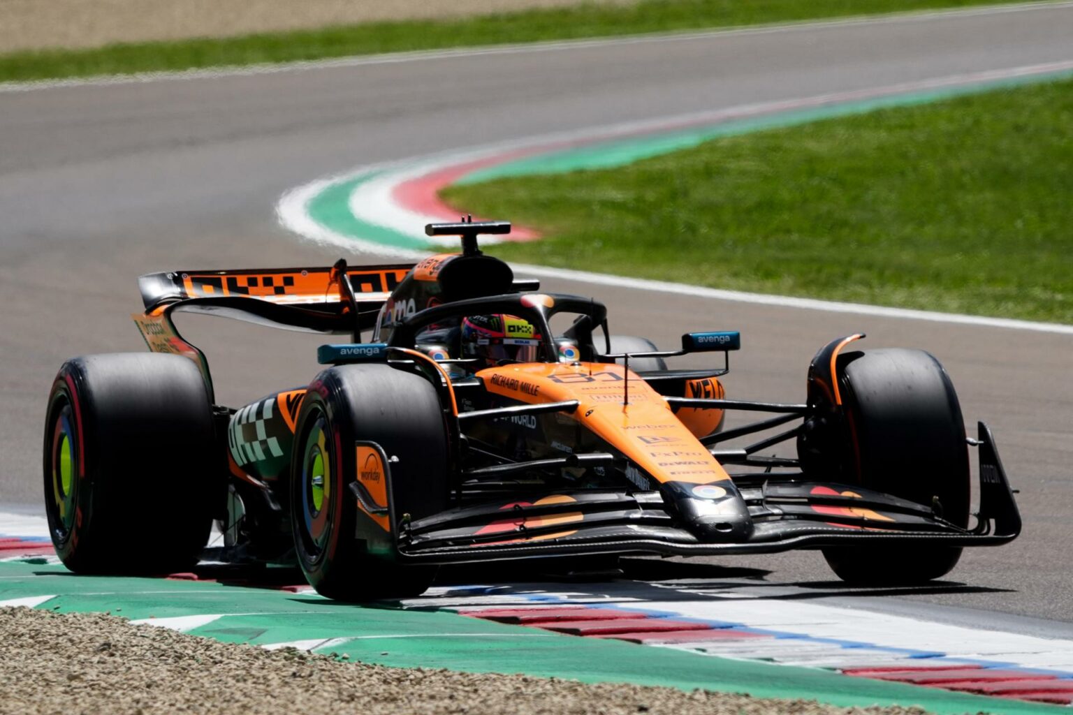 Oscar Piastri logra la pole position en el Gran Premio de Emilia-Romaña
