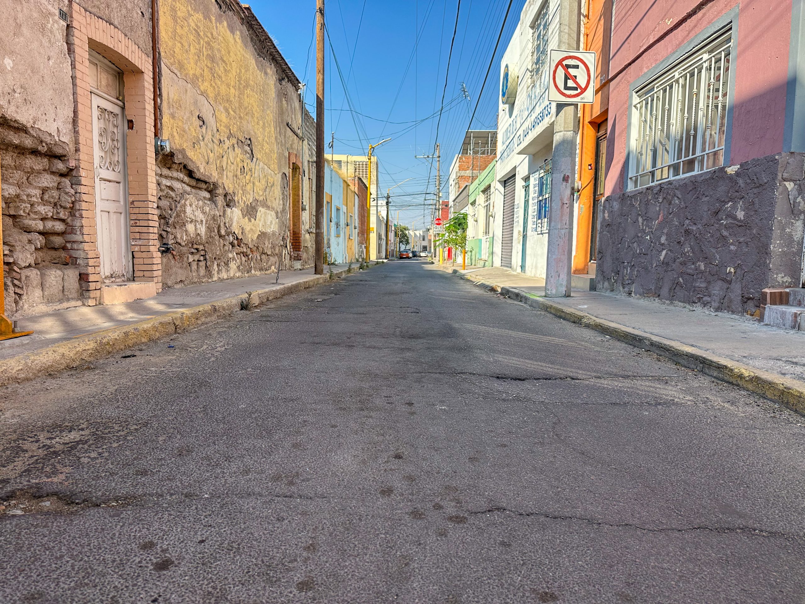 Inician trabajos de colocación de sobrecarpeta asfáltica en la calle Francisco Primo Verdad