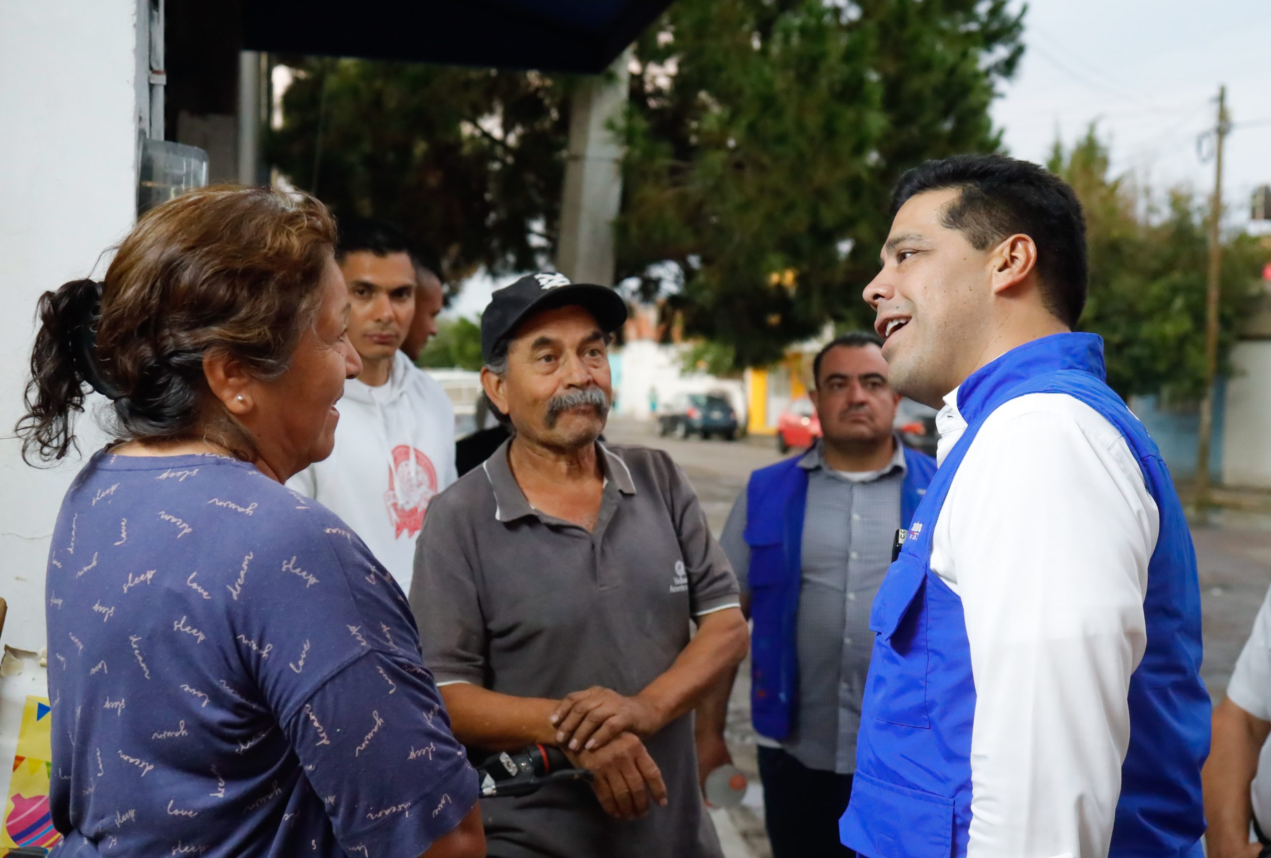 Recorre Leo Montañez el fraccionamiento Versalles II en compañía de vecinos