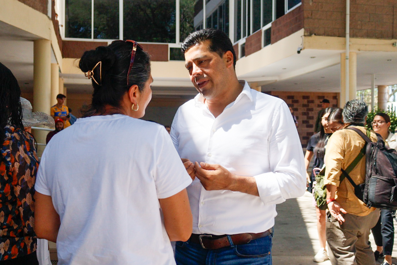 Visita Leo Montañez a vecinos de Calvillito